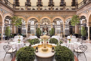 2 restaurants, breakfast, lunch, dinner served; international cuisine 