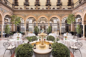 2 restaurants, breakfast, lunch, dinner served; international cuisine