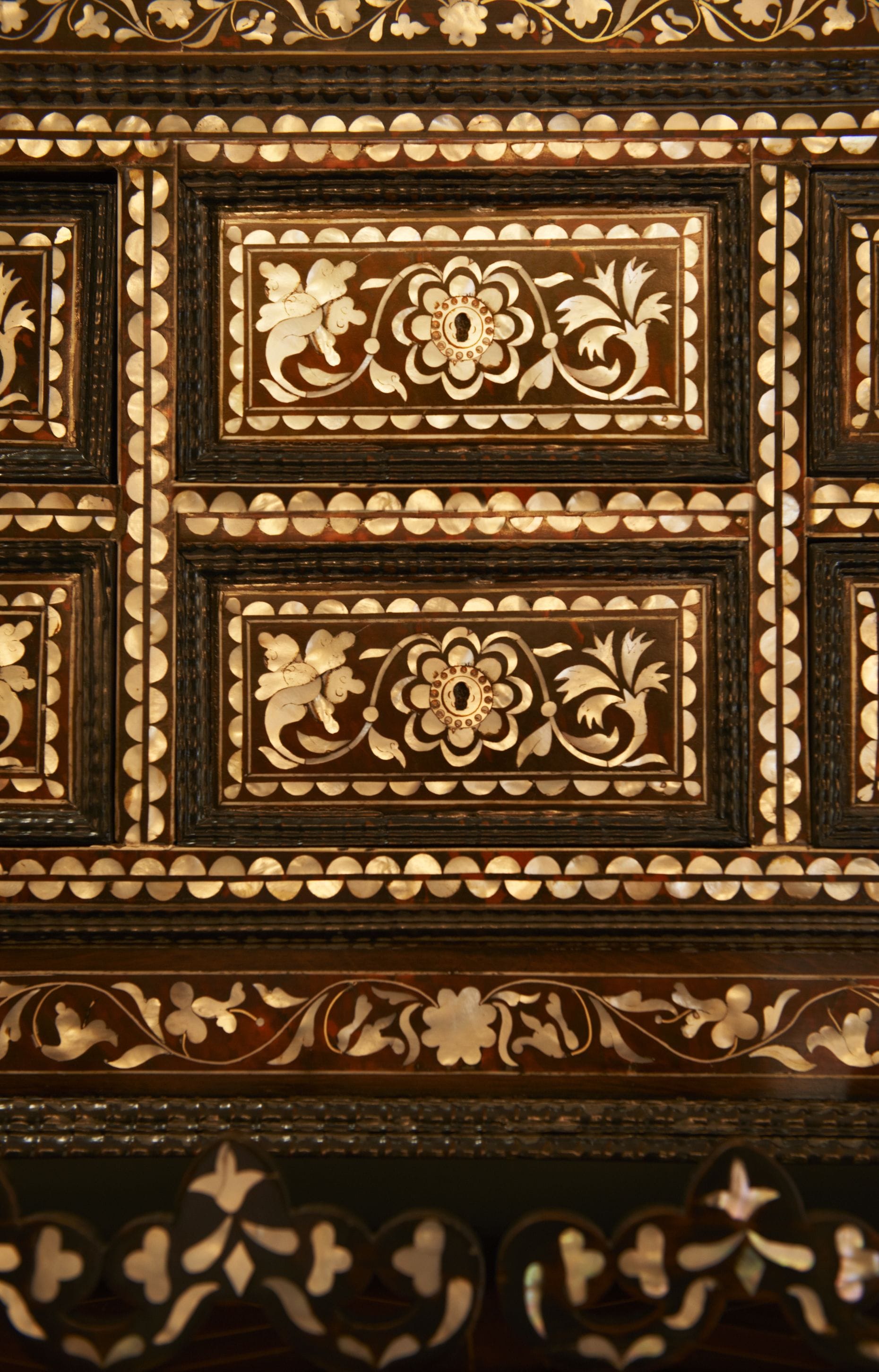 Panell de paret detallat i ornamentat amb motius florals i geomètrics, probablement part de l'interior d'un edifici històric.