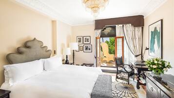 Ylelliset vuodevaatteet, untuvapeitot, minibaari, tallelokero huoneessa