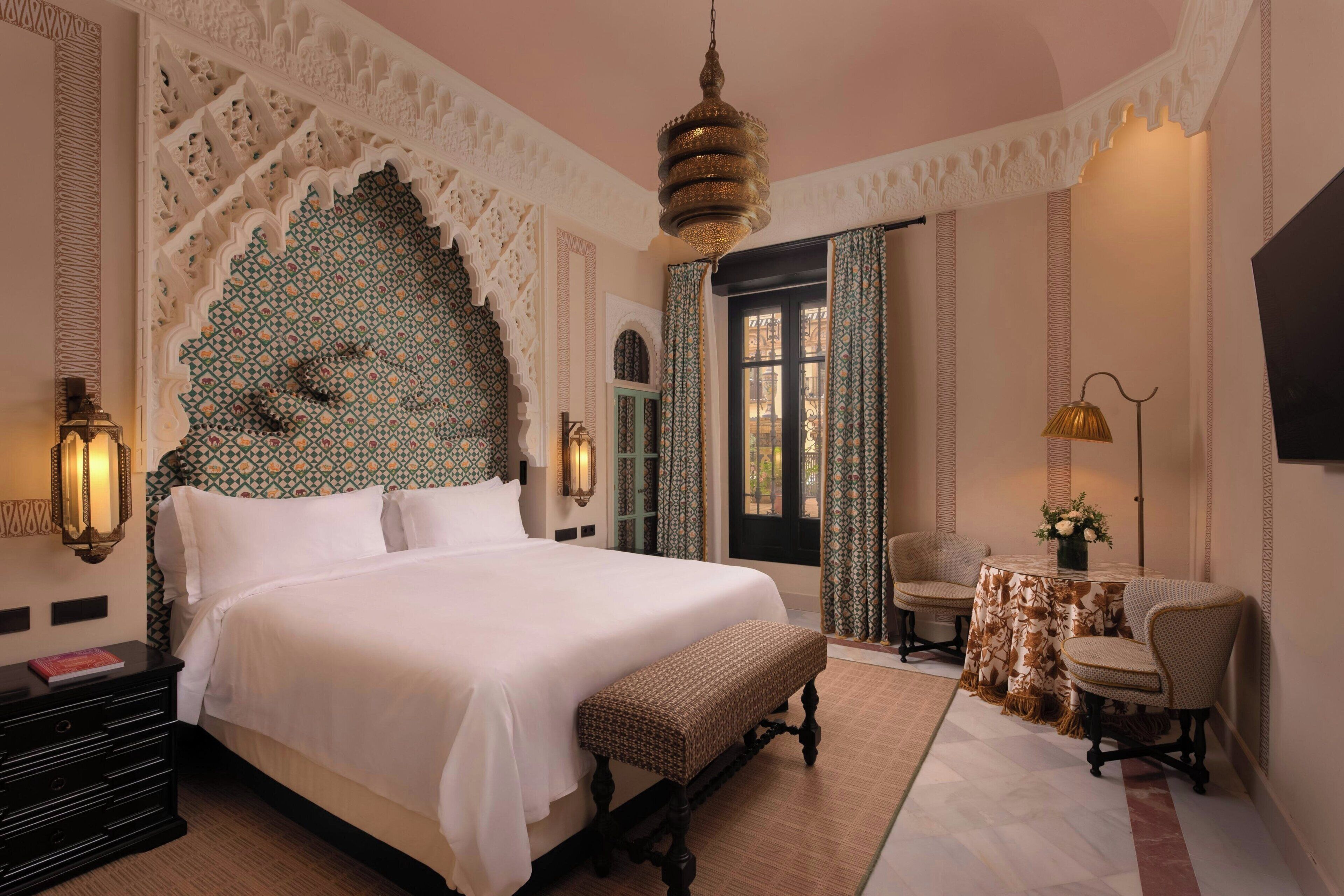 Luxe beddengoed, donsdekens, een minibar, een kluis op de kamer