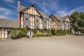 Exterior - Quality Inn Waddling Dog (Saanichton)