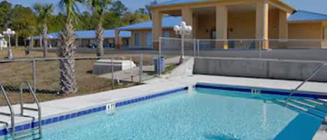 Una piscina al aire libre