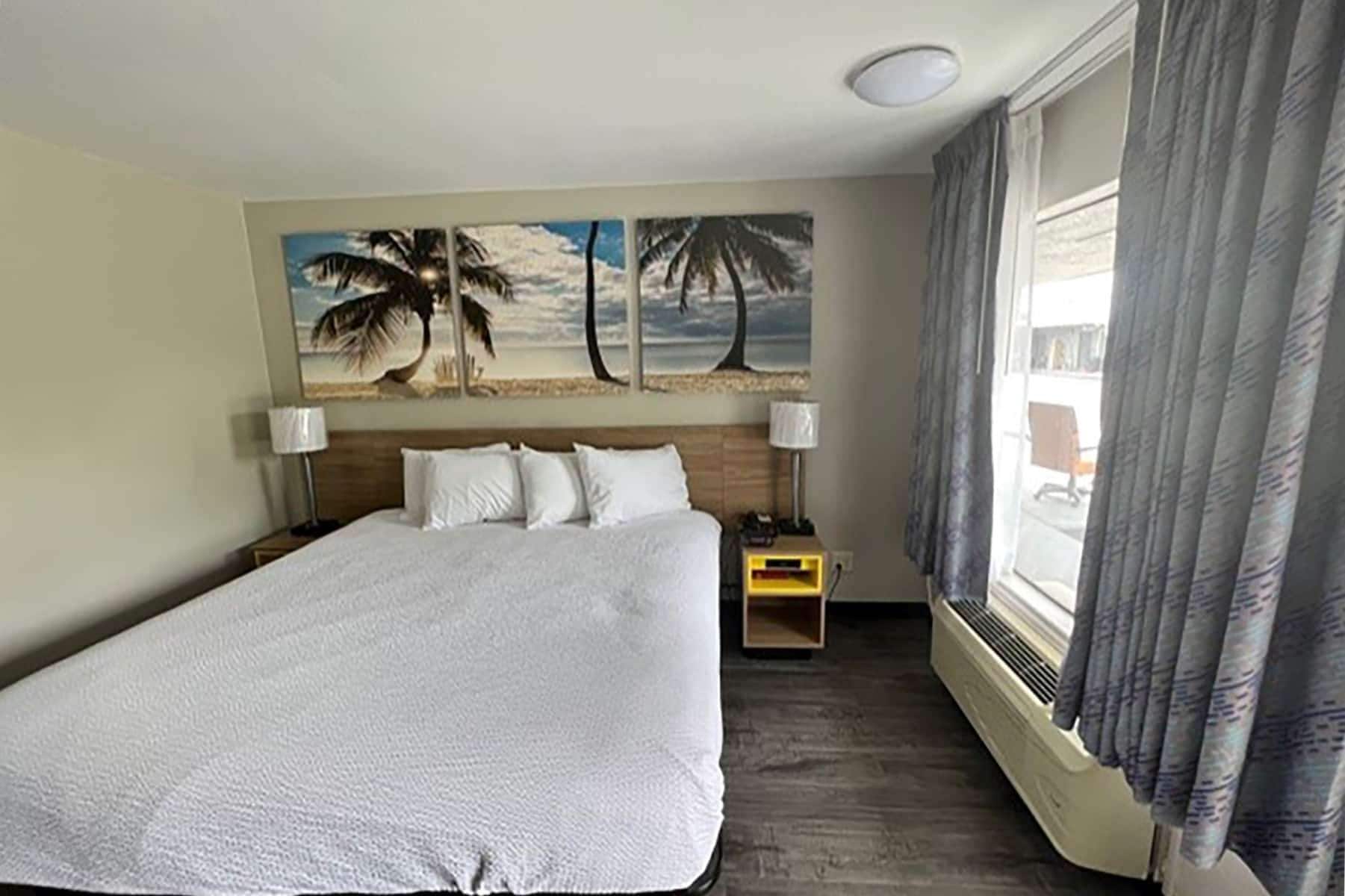 Colchones con pillow-top, muebles diferentes y escritorio 