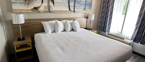 Huone, 1 suuri parisänky, tupakointi sallittu | Pillowtop-patjalliset sängyt, yksilöllisesti kalustettu, työpöytä