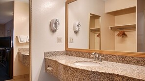 Combined shower/tub, free toiletries, hair dryer, towels