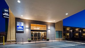 Eingangsbereich eines Best Western Hotels mit modernem Design, einschließlich einer großen Schautafel, einem Empfangsbereich und einem überdachten Gang.