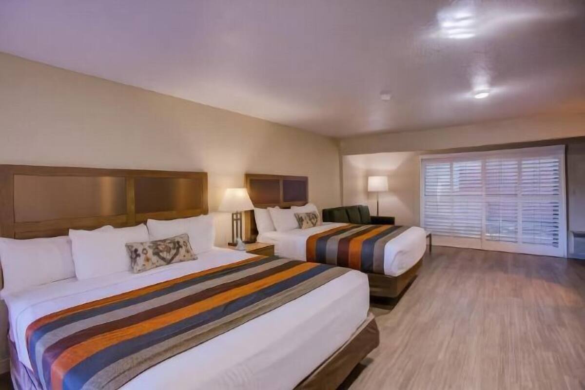 Bureau, rideaux occultants, fer et planche à repasser, Internet