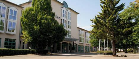 Vista frontal de la propiedad