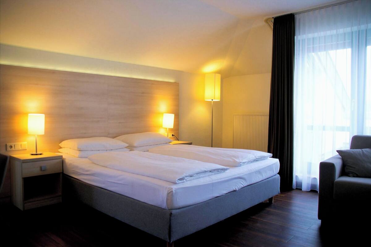 Deluxe kamer | Een kluis op de kamer, een bureau, verduisterende gordijnen