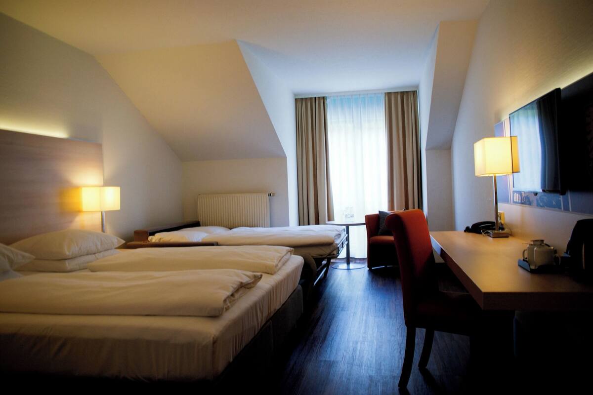 Superior kamer | Een kluis op de kamer, een bureau, verduisterende gordijnen