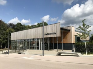 Een modern gebouw met een bord waarop 