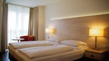 Kamar Double Standar | Brankas, meja kerja, tirai kedap cahaya, dan kedap suara