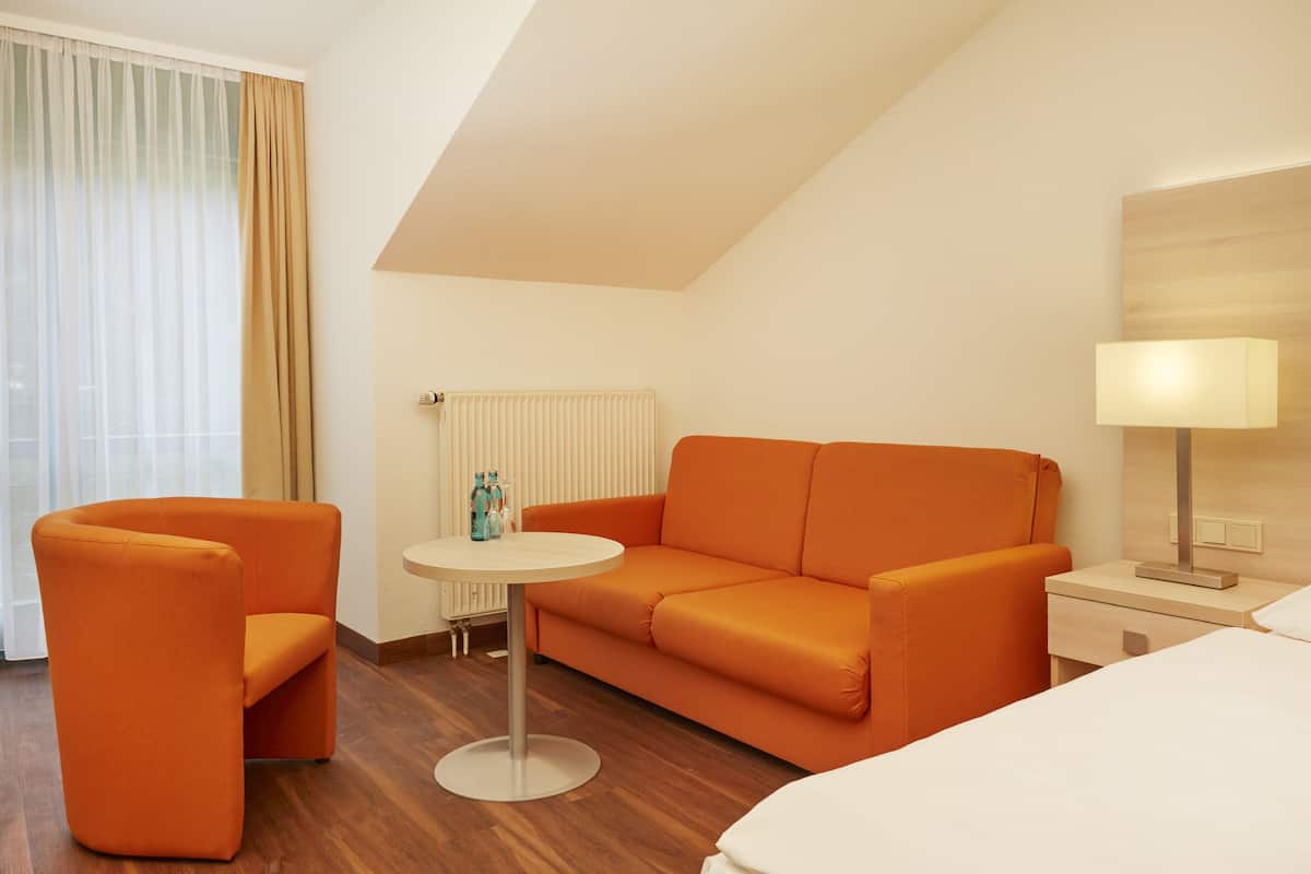 Chambre supérieure | Bureau, fer et planche à repasser, accès au Wi-Fi (inclus)