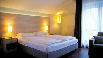 Deluxe Room | In-room safe, desk, blackout drapes, soundproofing
