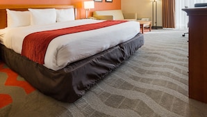 Executive Room, 1 King Bed with Sofa bed, Non Smoking (Upgrade) | Premium bedding, in-room safe, desk, blackout drapes - Comfort Inn & Suites Airport (North Syracuse)