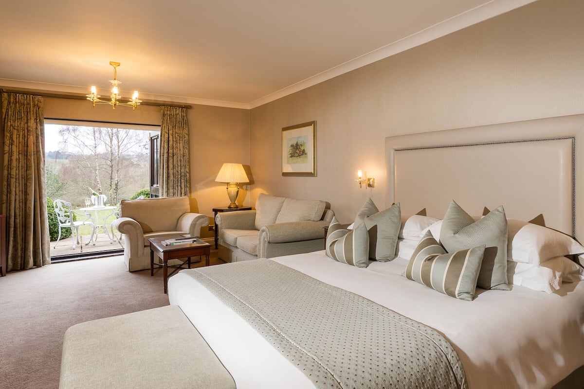 Suite Junior (Fairway) | Una cassaforte in camera, con stile personalizzato, una scrivania