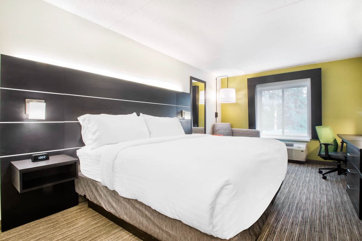 Standard Room, 1 King Bed | Premium bedding, down comforters, memory foam beds, in-room safe