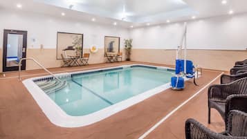 Una piscina cubierta, tumbonas