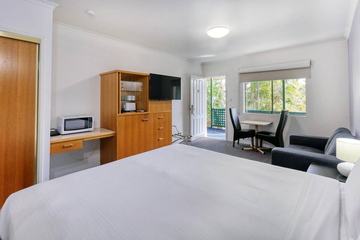 deluxe room, 1 king bed, non smoking | 1 bedroom, premium bedding, pillow-top beds, minibar