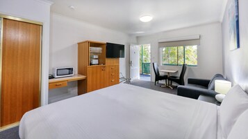 Ropa de cama de alta calidad, colchones con pillow-top y minibar 