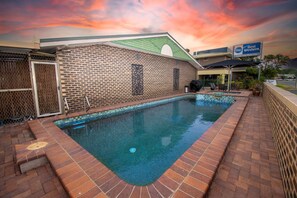 Una piscina al aire libre