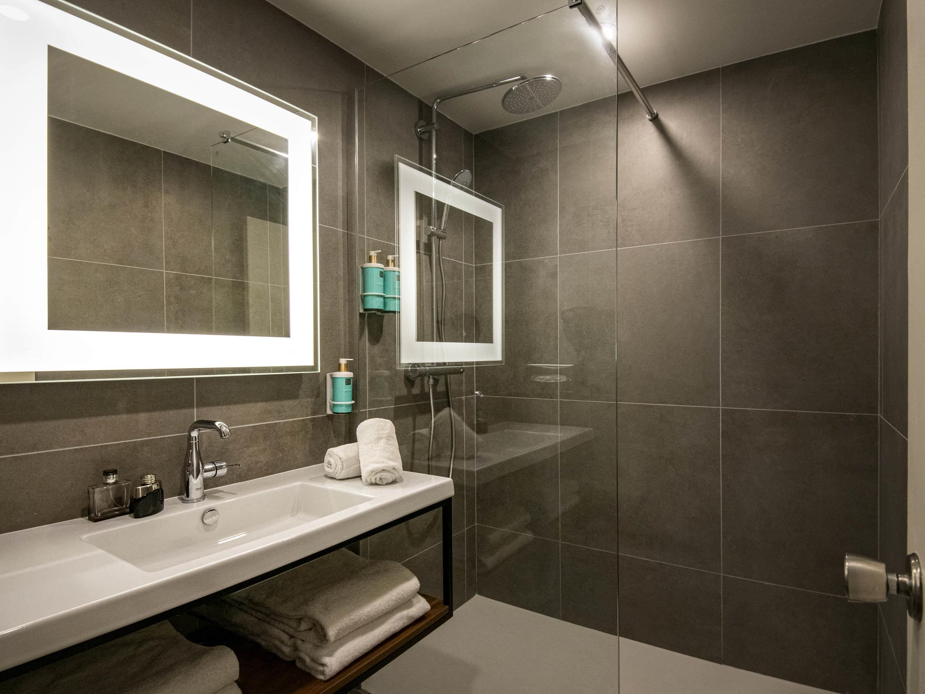 Habitación clásica, varias camas | Ropa de cama de alta calidad, minibar, caja fuerte y escritorio