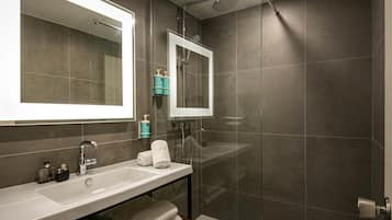 Habitación clásica, varias camas | Ropa de cama de alta calidad, minibar, caja fuerte y escritorio