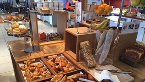 Une vitrine de boulangerie présentant diverses pâtisseries et pains.
