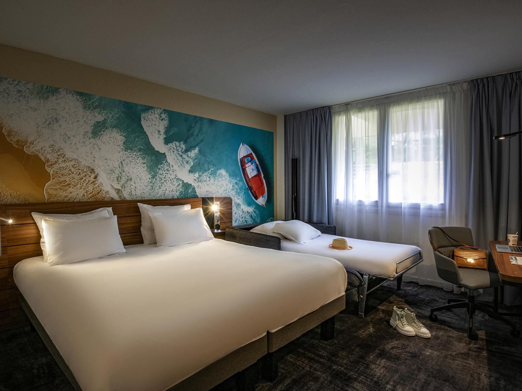 Klassieke kamer, Meerdere bedden | Luxe beddengoed, een minibar, een kluis op de kamer, een bureau