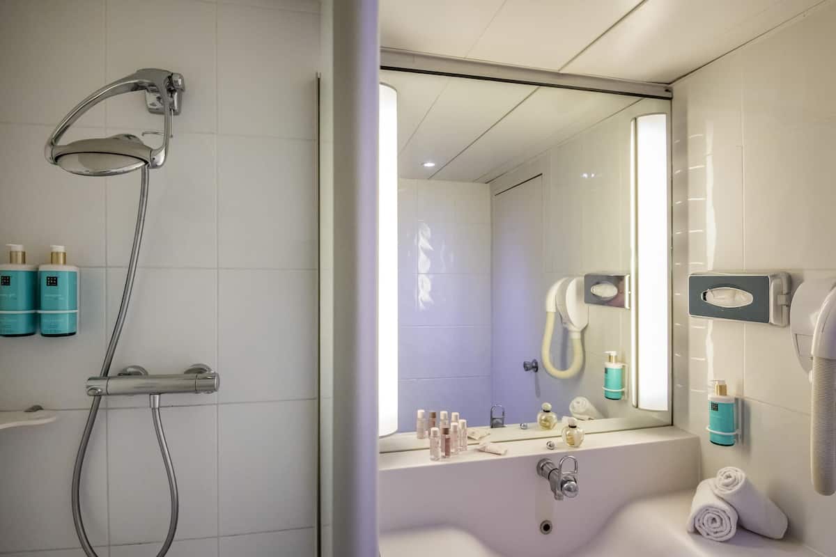 Biancheria da letto di alta qualità, minibar, cassaforte in camera