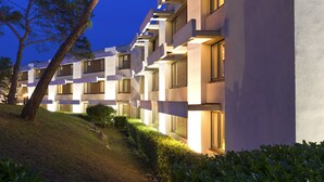 Un hôtel moderne doté de nombreux balcons et offrant une vue dégagée sur le paysage environnant.