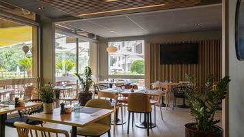 Breakfast, lunch, dinner served; French cuisine