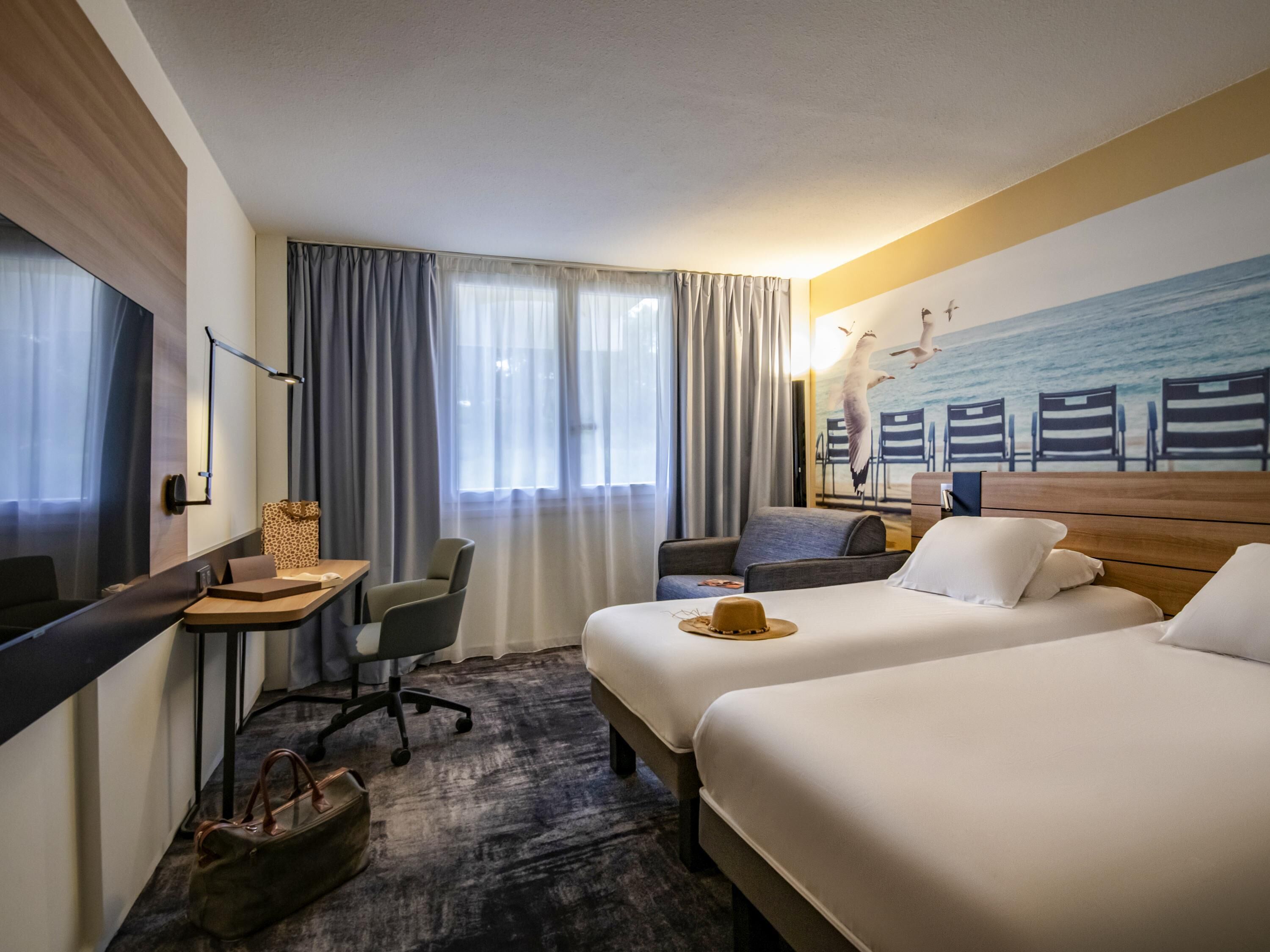 Klassieke kamer, Meerdere bedden | Luxe beddengoed, een minibar, een kluis op de kamer, een bureau