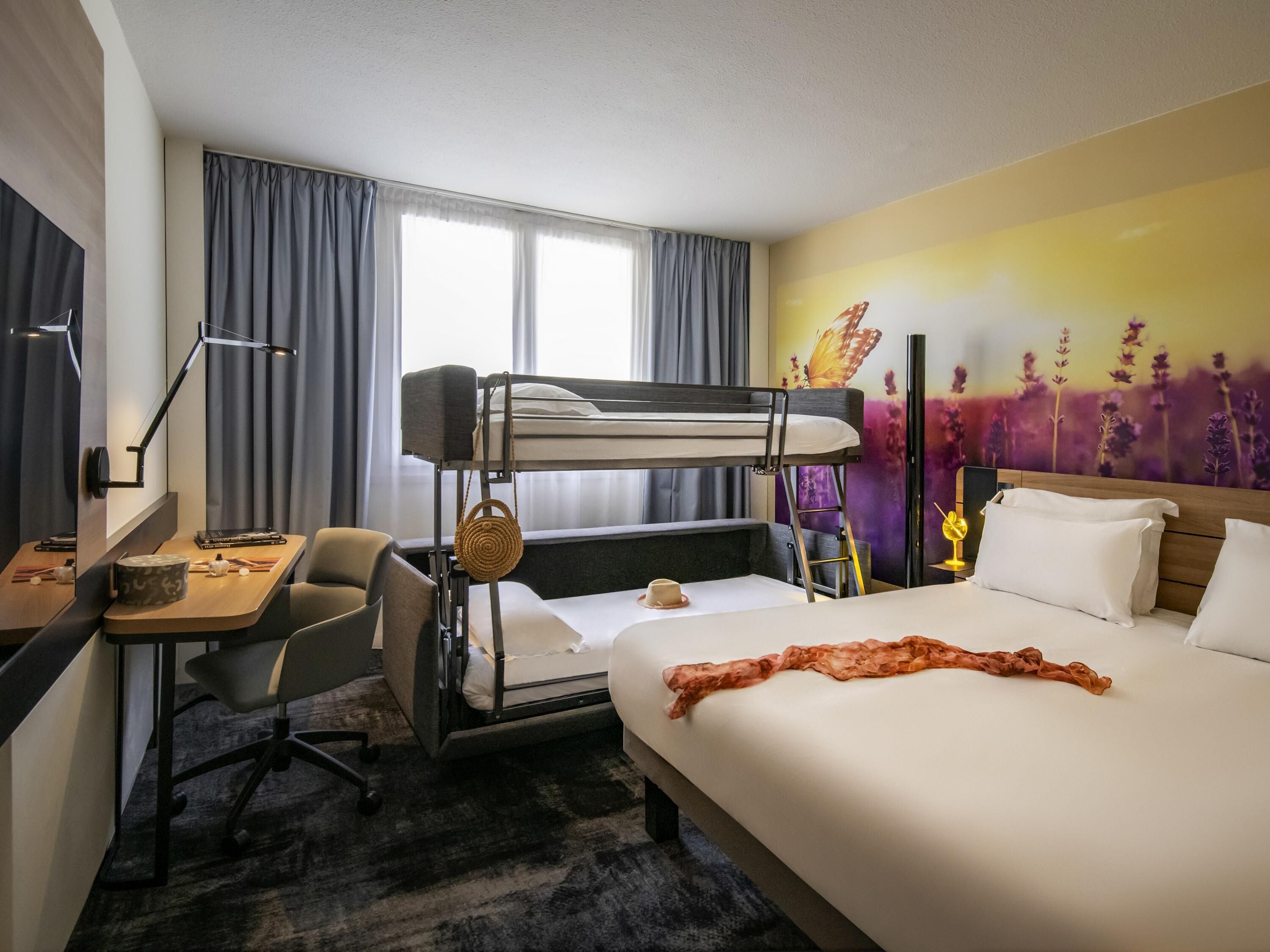 Klassieke kamer, Meerdere bedden | Luxe beddengoed, een minibar, een kluis op de kamer, een bureau