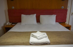 Habitación estándar | Ropa de cama de alta calidad y escritorio 