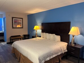 高级房, 1 张特大床, 无烟房 | 遮光窗帘、免费婴儿床、免费 WiFi、床单