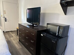 Superior Room, 1 King Bed, Non Smoking | Blackout drapes, free cribs/infant beds, free WiFi, bed sheets