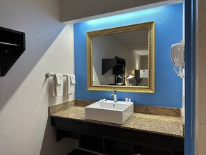 Habitación Deluxe, 2 camas matrimoniales, para no fumadores | Cortinas blackout, cunas gratuitas, wifi gratis y ropa de cama 