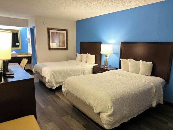 Habitación Deluxe, 2 camas matrimoniales, para no fumadores | Cortinas blackout, cunas gratuitas, wifi gratis y ropa de cama 