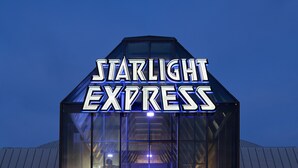 Un bâtiment moderne avec une façade en verre et une enseigne indiquant « Starlight Express ».