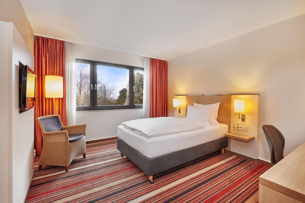 Comfort Room, 1 Queen Bed | In-room safe, desk, soundproofing, free WiFi