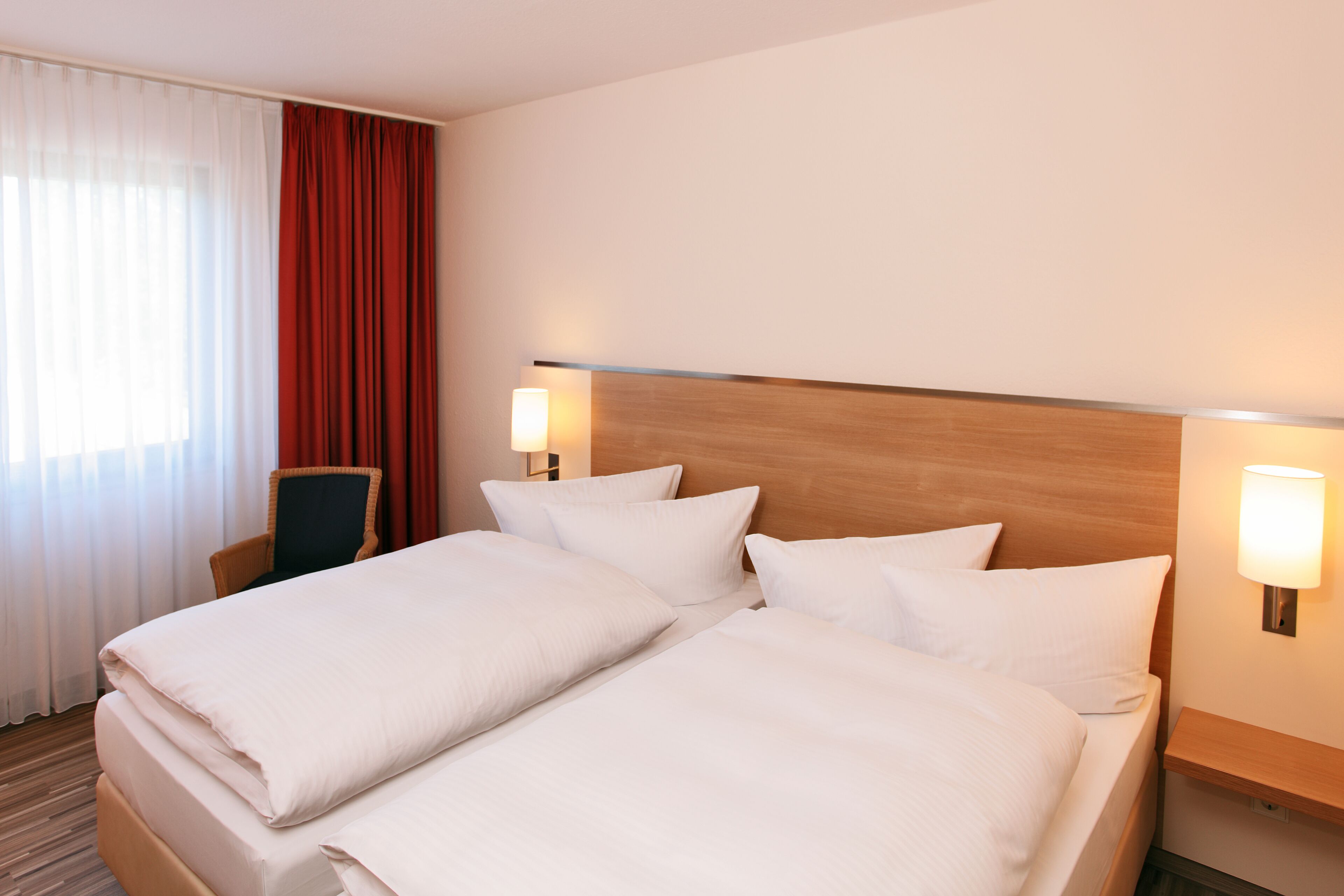 comfort double room | in-room safe, desk, soundproofing, free wifi