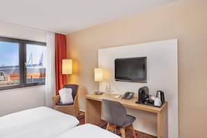 A hotel room with a bed, a desk, a chair, a TV, and a window with curtains. - Best Western Hotel Bochum (Bochum)