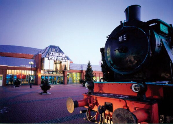 A steam locomotive with the number 41-E in front of a building labeled "Starlight Express."
