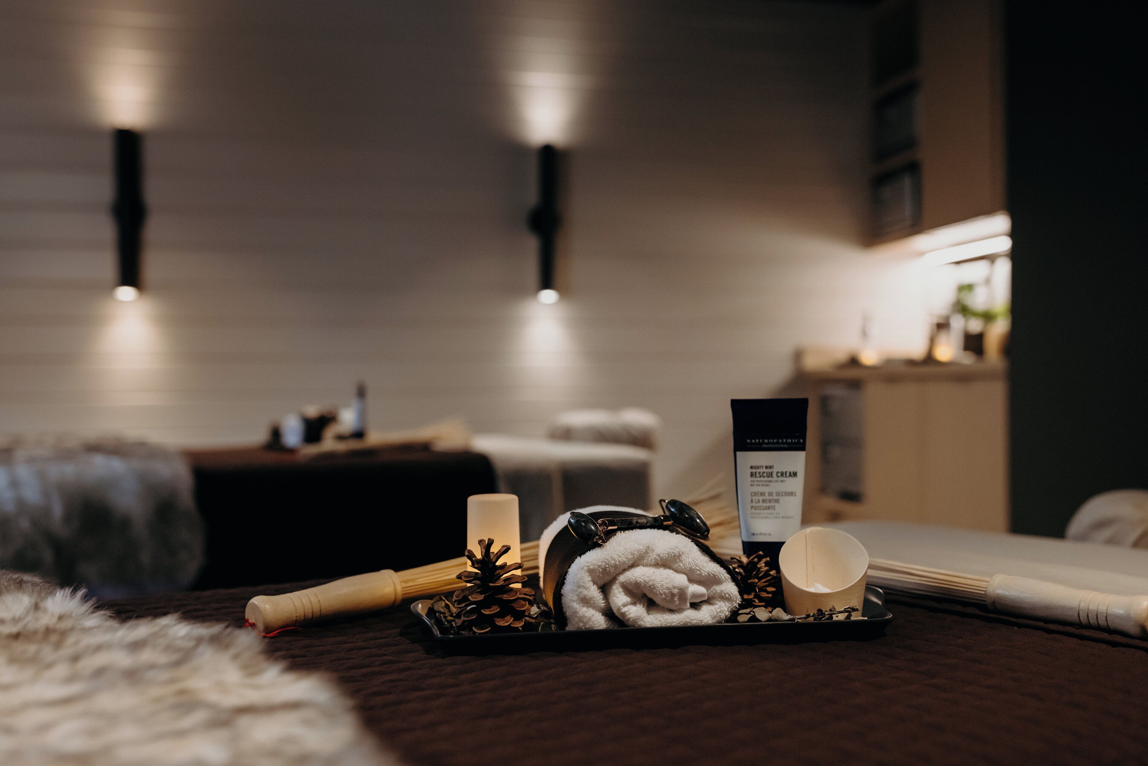 Couples treatment rooms, sauna, steam room, hot stone massages