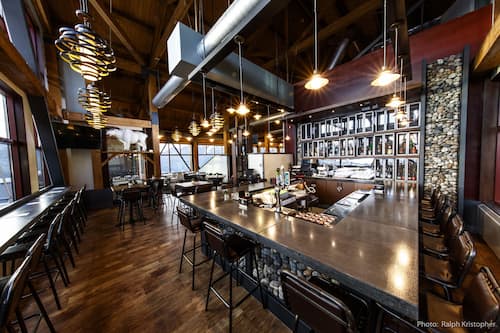 3 bars/lounges