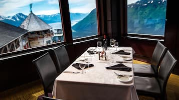 7 restaurants; breakfast, lunch and dinner served