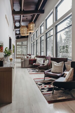 Couples treatment rooms, sauna, steam room, hot stone massages - Alyeska Resort (Girdwood)