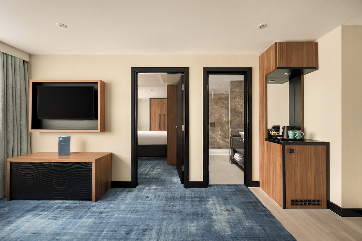 Kamar, 1 kamar tidur | Seprai premium, minibar gratis, brankas, dan meja kerja